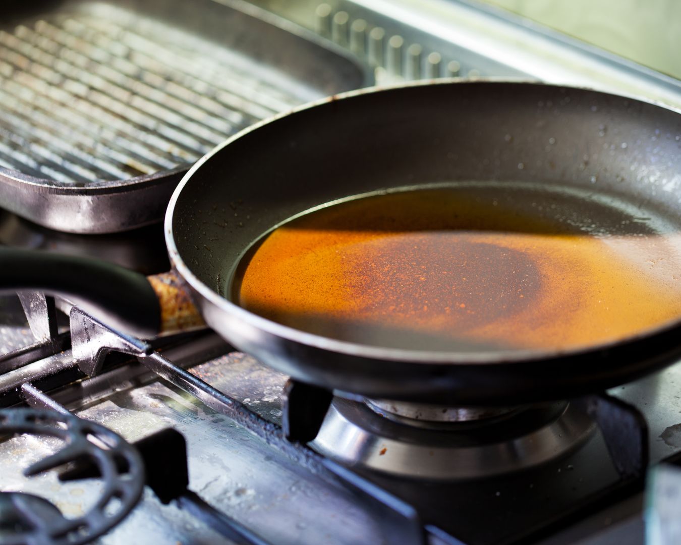 Best Practices for Cleaning Grease and Oil from Kitchen Containers