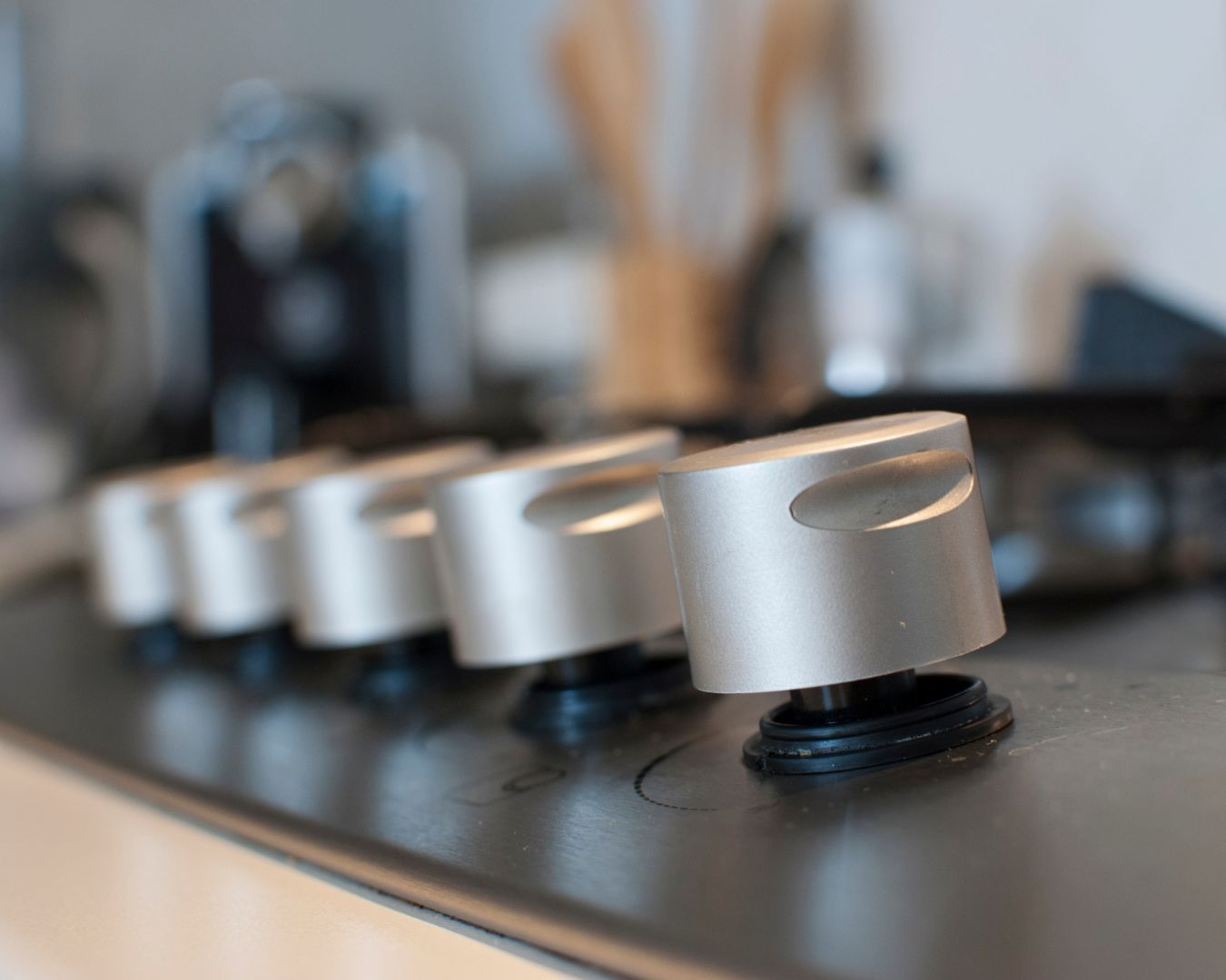 Understanding Cooktop Control Options: Knobs vs. Touch Controls